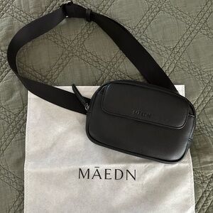 Māedn Anywhere Belt Bag - Black